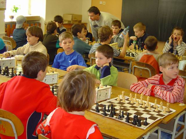 V pozadí fotografie Peťo Michalko a chrbtom otočený Andy Kováč 36