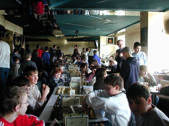 Andy Solár v modrej mikine si tesne po žrebovaní hľadá miesto 67