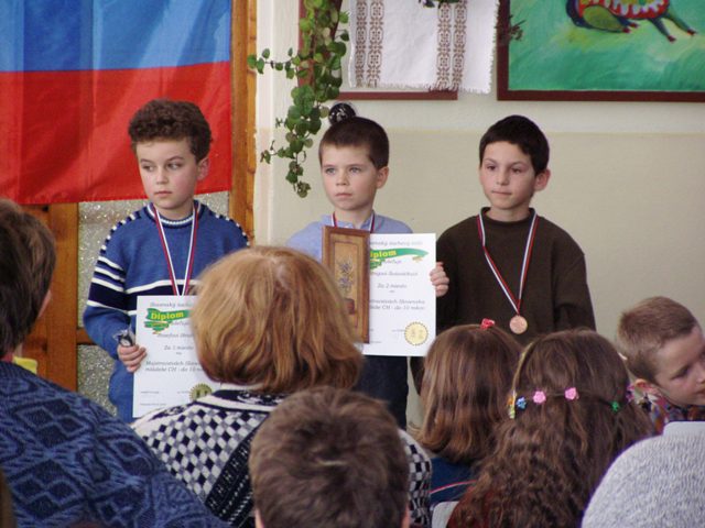 Trojica medailistov v kategórii chlapcov do 10 rokov 76