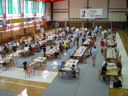 Pohľad do hracej miestnosti turnaja. Viktor sa nachádza v druhom rade sprava, v oranžovom tričku. 111