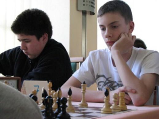 Zamyslený Maťo počas partie 19