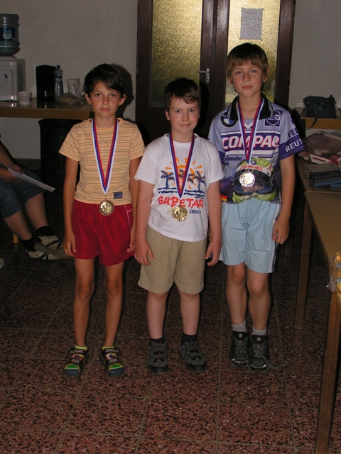 Trojica víťazov kategórie do 11 rokov - 1.miesto P.Macko 61