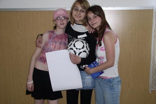 Trojica najúspešnejších dievčat do 20 rokov aj s Katkou Rožárovou 64