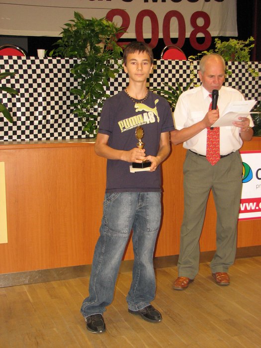 Andy Kováč pri preberaní ceny za víťazstvo v kategórii 136