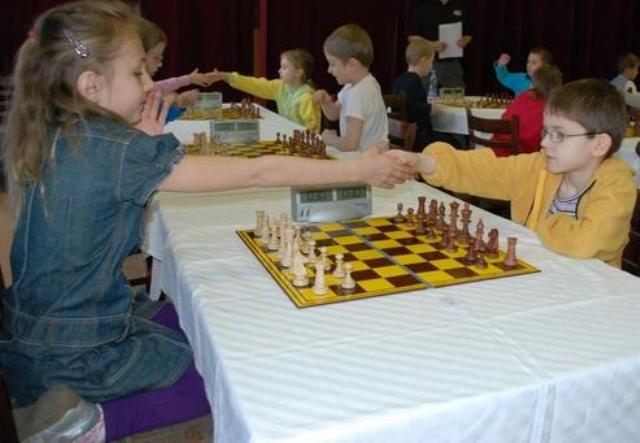 V pozadí fotografie sa v čiernom ukrýva Mirko Macko 89