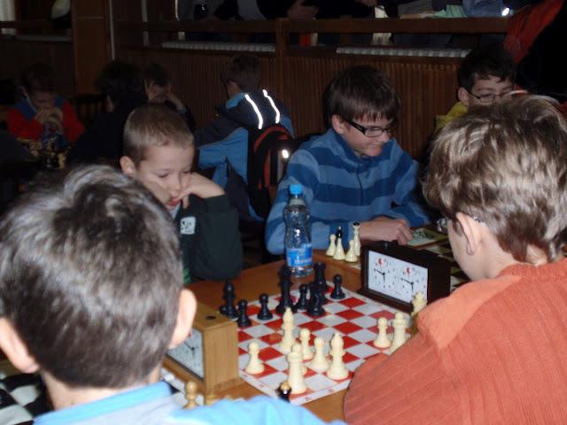 Mirko Macko premýšľa nad partiou. 18