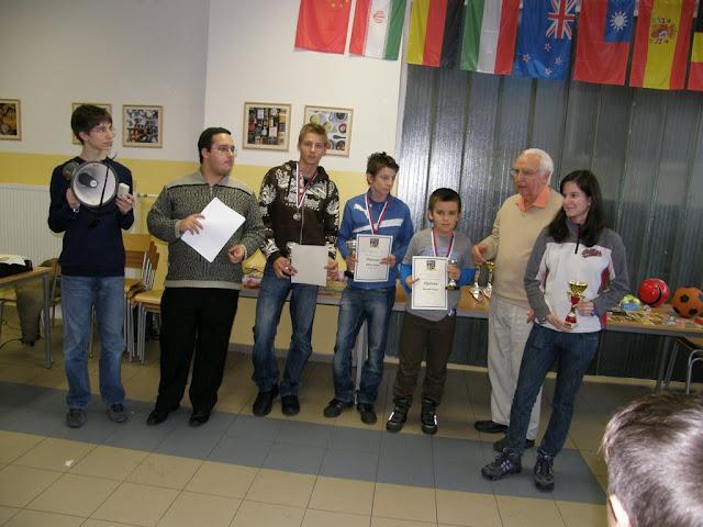 Najlepší hráči turnaja do 18 rokov spolu s organizátormi a hlavným rozhodcom. 33