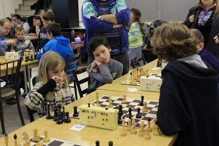 Kubo a napravo ukrytý Peťo sledujú partiu Martinky Hlavinovej 100