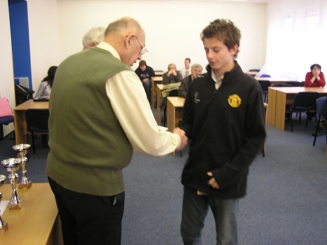 Viki Šebo preberá cenu za umiestnenie v kategórii 118