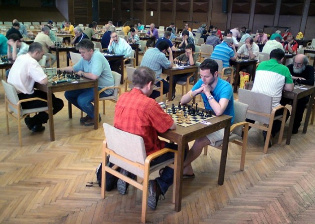 V pozadí vidno Andyho podopierajúceho si oboma rukami hlavu. Lepšia fotka z turnaja žiaľ k dispozícii nebola 123