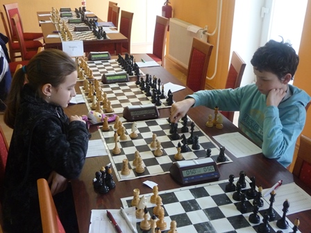 Anička s Kubom si počas pobytu v Senici zahrali aj viacero cvičných partií 155