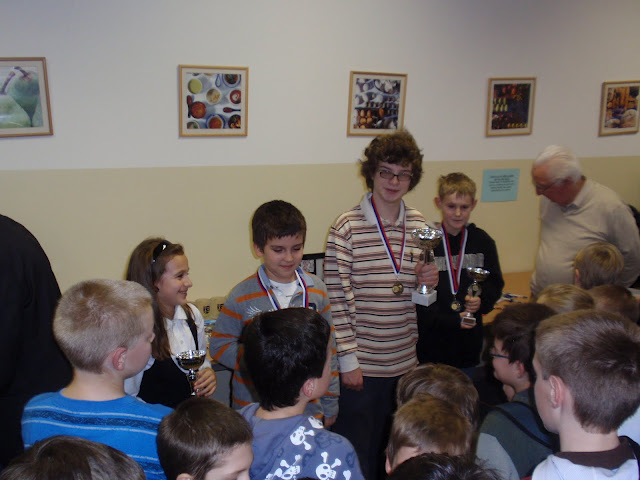 Anička ako víťazka ženskej kategórie spolu s trojicou víťazov turnaja 81