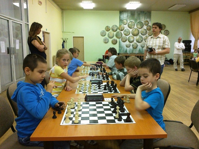 Oliverovi sa dotierajúca biela dáma evidentne nepozdáva 79