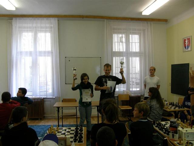 Anička ako absolútna víťazka turnaja spolu s víťazom kategórie chlapcov 013