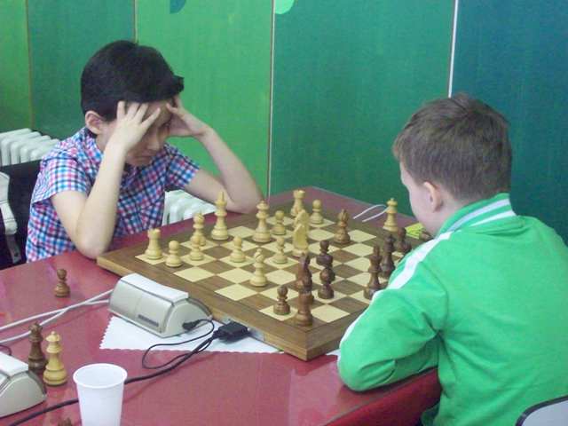 5.kolo: S.Sahidi - F.Haring 0.5:0.5 Húževnatosť zachránila prehranú partiu, zápas však nie. 126