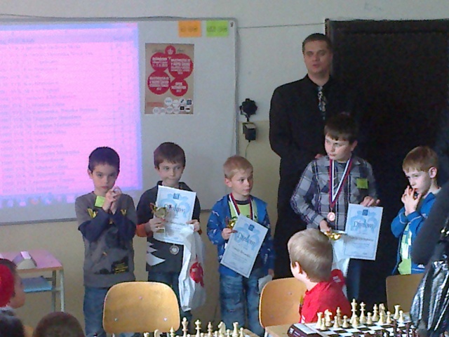 Trojica medailistov kategórie CH8 a s nimi "zemiakový" Oliver a šiesty Vladko. 158