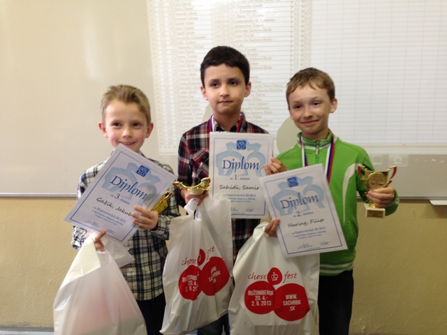 Trojica medailistov kategórie CH10 161