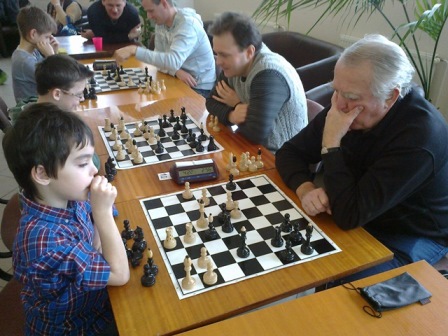 7.kolo: O.Šoltys - A.Aubrecht 1:0 Úspešný finiš turnaja zabezpečila dvojica silných bielych pešiakov a súperove hodiny 100