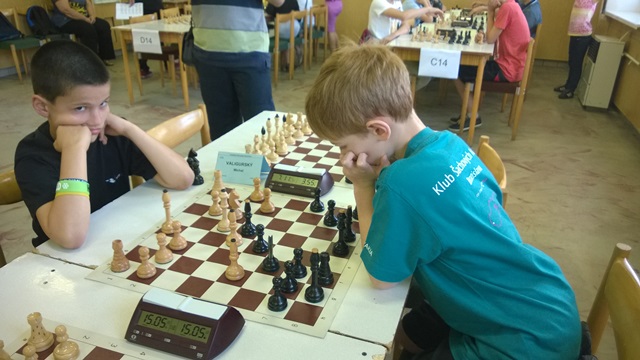 2.kolo: Valigurský M. - Bochnička V. 1/2:1/2 Remíza s neskorším víťazom semifinále 187