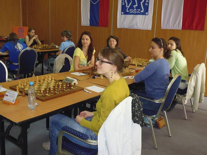 1.kolo: KŠN Bratislava - Liptovská šachová škola 1.5:1.5 Na fotografii ešte bez Eriky ktorú nezastavilo ani meškanie IC-čka 249