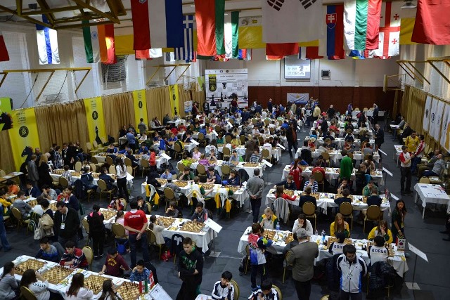 Pohľad na hraciu miestnosť Šachovej olympiády mládeže do 16 rokov 135