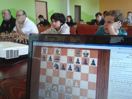 Pohľad na účastníkov prednášky z mojej pozície obsluhy ChessBase. Vpredu Mirko so Samirom, v pozadí Anička. 147