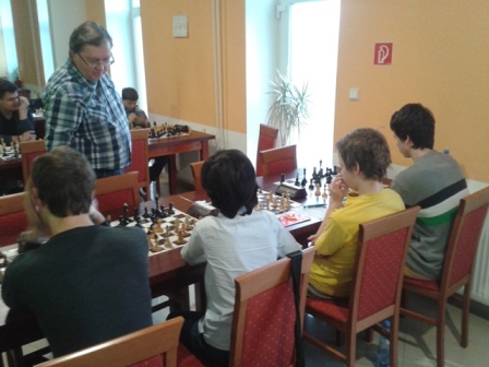 Počas jednej zo simultánok. GM Zigurds Lanka versus o.i trojica Samir, Mirko a Peťo. 149