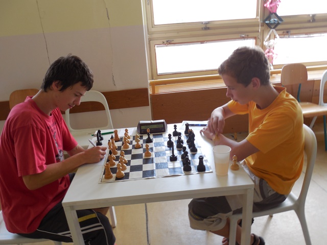 4.kolo: P.Macko - M.Macko 1:0 Rozhodujúci zápas o víťazstvo v turnaji. V klubovom i bratskom derby sa presadil starší Peťo. 352