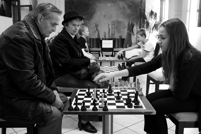 Anička sa pri partiách na voľných šachovniciach rozhodne na nevyťaženosť sťažovať nemohla. 109