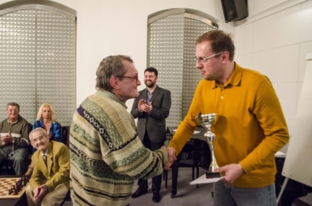 Víťaz turnaja Ondrej Začka preberá pohár z rúk starostu Radoslava Števčíka 123