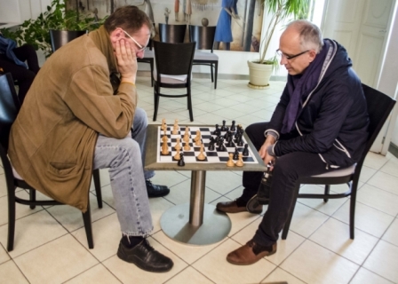 Pred odovzdaním cien si pán starosta našiel čas aj na partičku šachu. 125