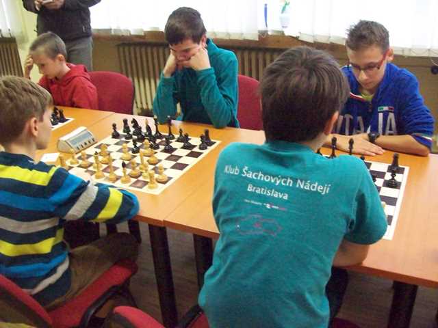 5.kolo: M.Šándor - M.Starovič 1:0 a A.Zetocha - P.Kravár 0,5:0,5 Peťo vybojoval cennú remízu. 131