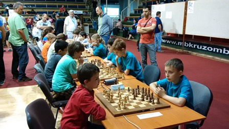 5.kolo: Interchess CVČ Malacky - KŠN Bratislava 4:0 Zápas na prvom stole bol oveľa vyrovnanejší ako ukazuje záverečný výsledok. 352