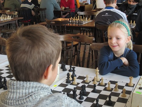 6.kolo: A.Kapolková - L.Murín 0:1 Ani mat nezabránil Alžbetke usmievať sa :) 204