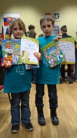 Súrodenecká fotka alias Bude veru doma čo čítať :) 224