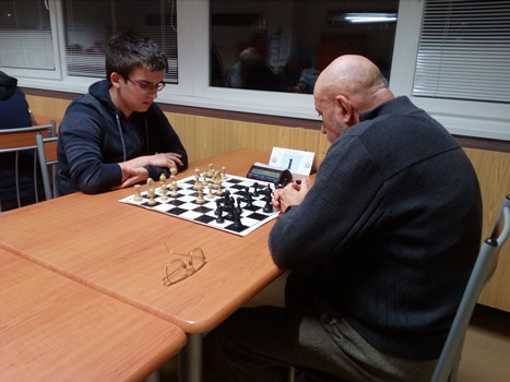 4.kolo: FM M.Karas - IM J.Báňas 1:0 Marekova pekná výhra znamenala samostatné vedenie v turnaji. 259