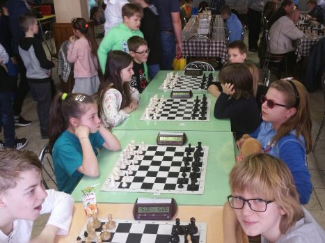 3.kolo: S.Bochničková - S.Fajtáková 0:1 Odhodlanie Simonky bolo badateľné už pred partiou a veru nebola ďaleko od výhry... 318