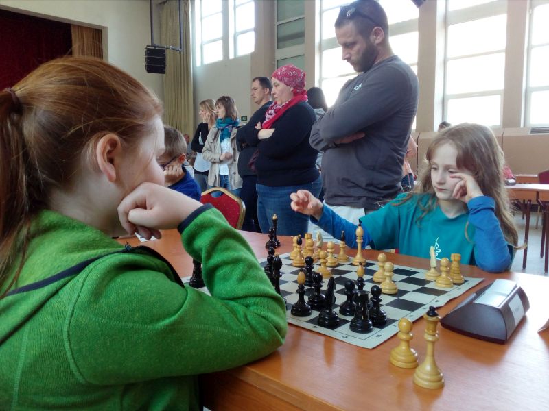 3.kolo: N.Havaldová - N.Agszer 0,5:0,5 Dievčenské derby sa skončilo remízou. 392