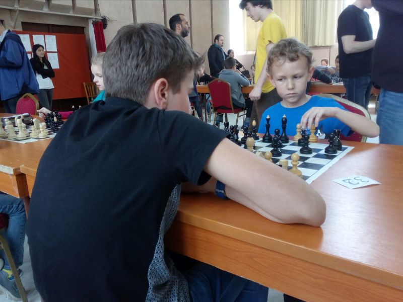 6.kolo: E.Burák - T.Štorcel 1:0 Tobiáško sa proti oveľa skúsenejšiemu súperovi zatiaľ nepresadil. 394