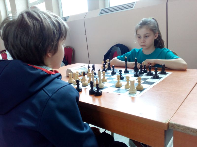 7.kolo: M.Gál - S.Bochničková 1:0 Simonke partie proti turnajovej jednotke nevyšla, no vzápätí ju pomstila Ninka. 396