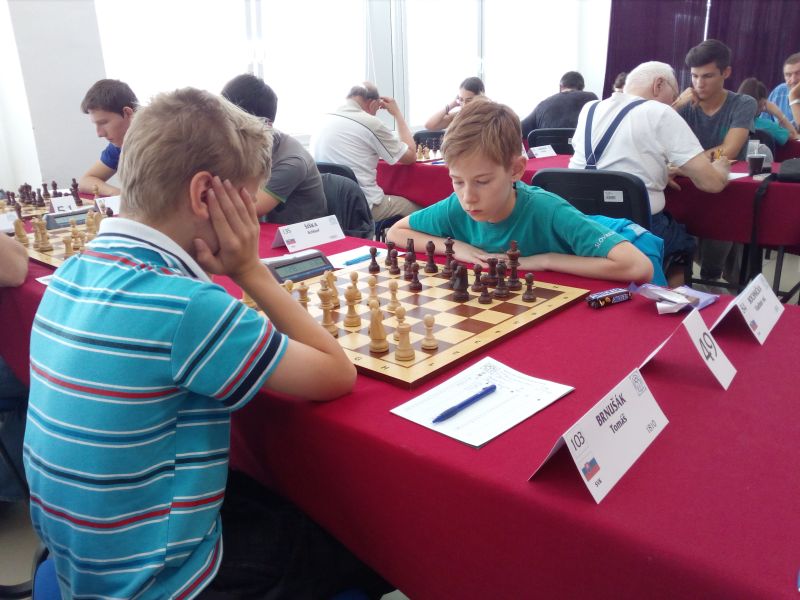 9.kolo: T.Brnušák - V.Bochnička 1:0 V ostrej partii Vladko napokon zakončil záverečné trojkolo "veľkou rošádou" 609