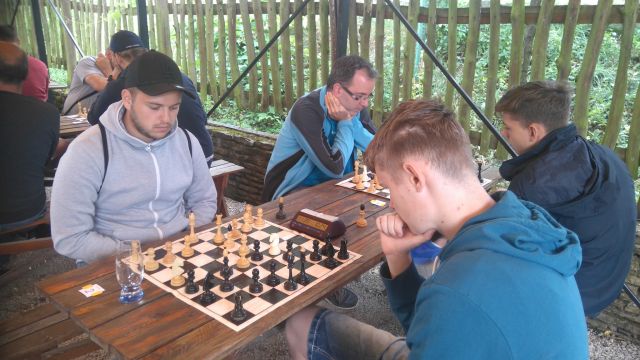 5.kolo: FM M.Roháček - I.Lintner 0:1 Pozícia je pozícia, no dáma je dáma :) 636