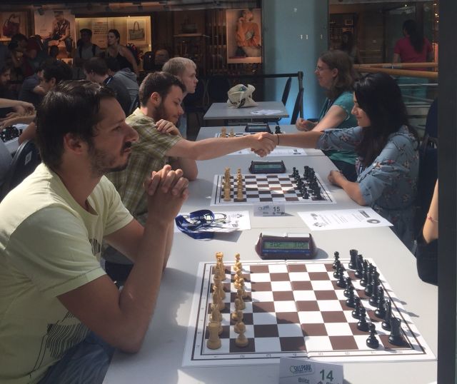 4.kolo blesk.turnaja: A.Teutsch - WFM A.Vrtiaková 0:1 Slušný skalp a navyše čiernymi figúrami 668