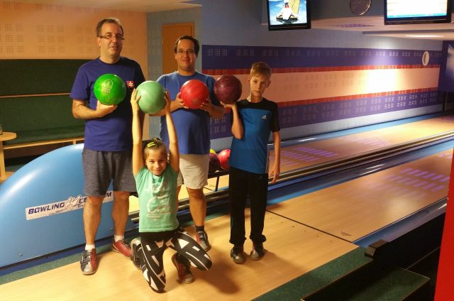 Vzácna chvíľa relaxu - mini bowling výpravy KŠN a Rasťa Diviaka 680
