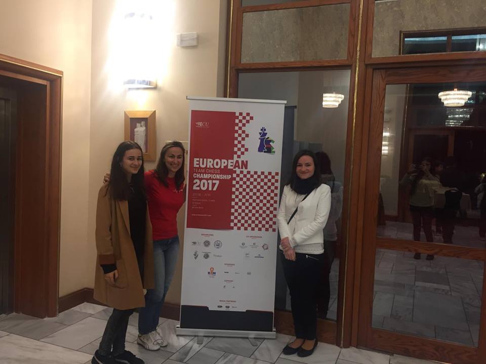 Fotka pred oficiálnym bannerom podujatia spolu s Niki Vrbovou a Monikou Motyčákovou 125