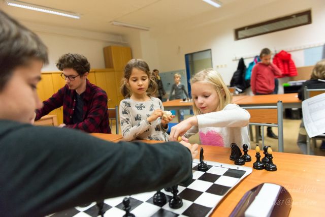 7.kolo: A.Kapolková - M.Škripecký 0,5:0,5 Rekordnému tretiemu body Alžbetky prizerá trojbodová rekordérka Sophinka (FB konto BŠA) 129