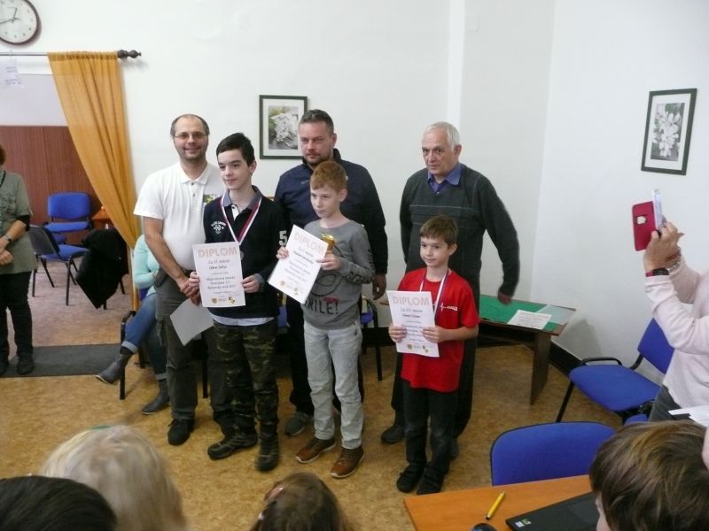 V kategórii žiakov popri zlatom Vladkovi a striebornom Oliverovi získal bronz Tomáško Čižmár 192