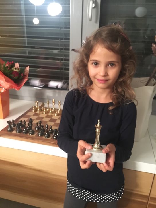 Sophinka s pohárom pre najmladšieho účastníka turnaja 196