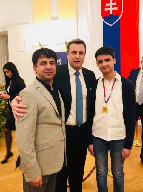 Samir s otcom na spoločnej fotografii s predsedom NR SR 234