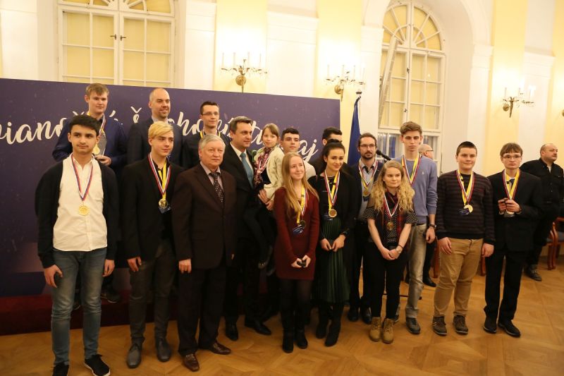 Víťazné družstvo študentov vrátane Aničky, Igora a Samira. Chýbajú Dominika a Sophia. (zdroj: oficiálny web NR SR) 238